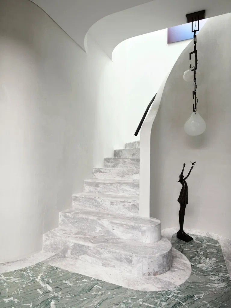 marble staircase Tom Corbin’s bronze statue ‘Aurora IV’ space by Smac Studio