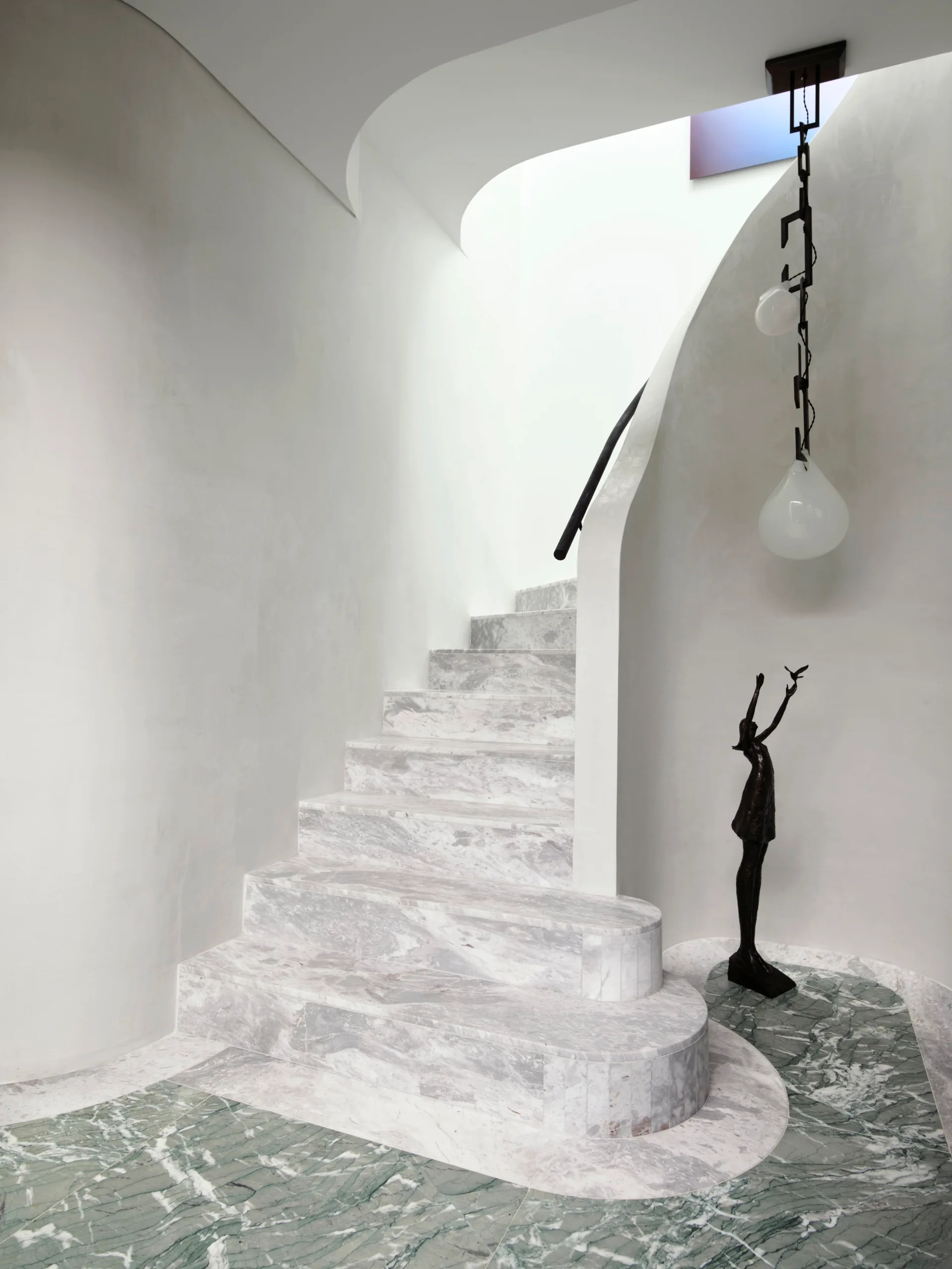 marble staircase Tom Corbin&rsquo;s bronze statue &lsquo;Aurora IV&rsquo; space by Smac Studio