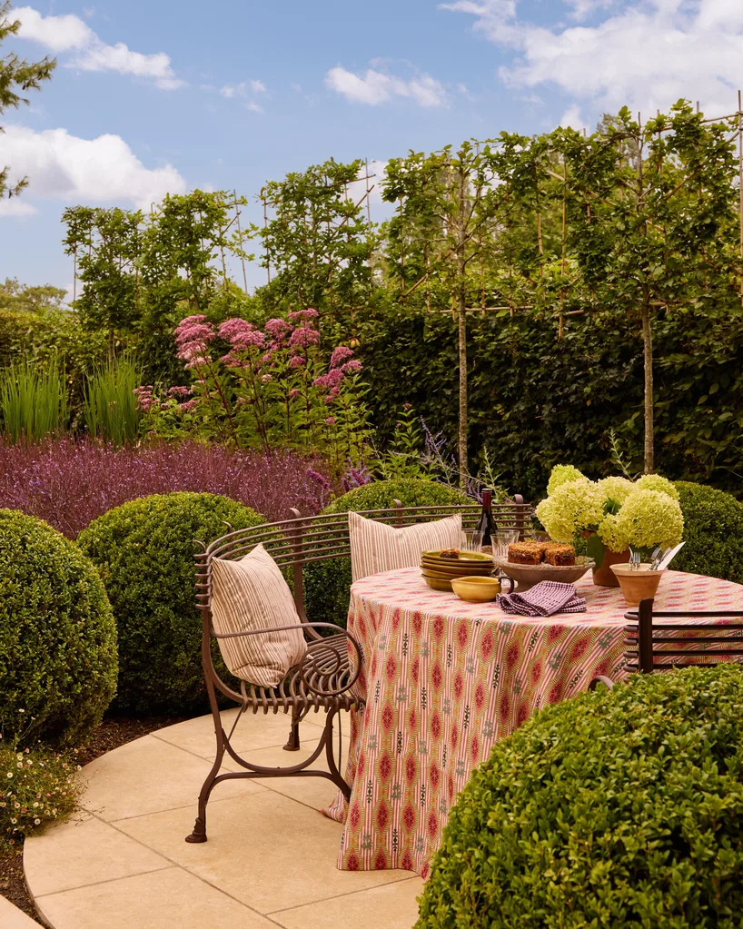 Lisa Burdus home colour and decorating handbook alfresco