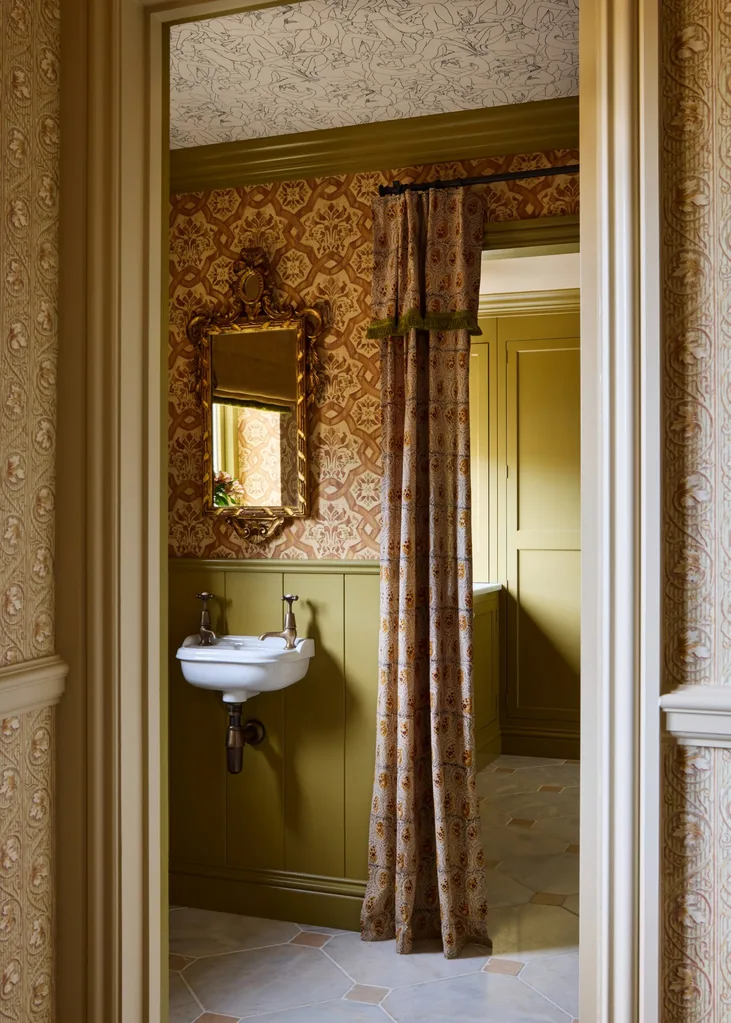 Lisa Burdus home colour and decorating handbook