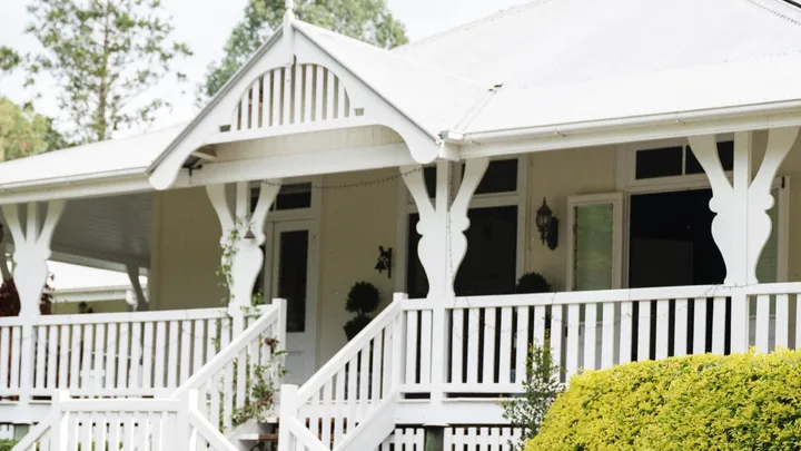 Rosewood Farm Queenslander horse exterior