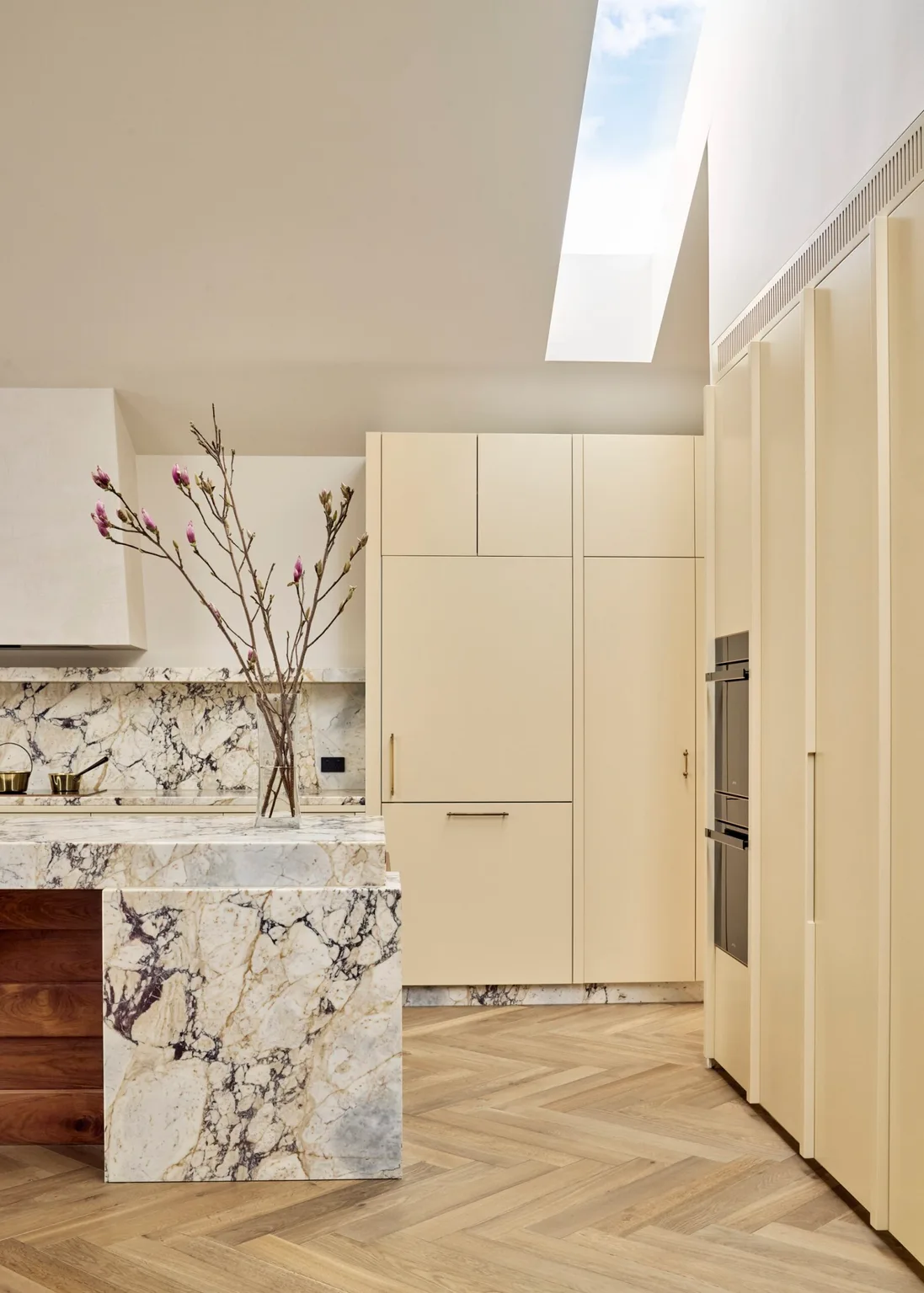 The 'quietly dramatic' kitchen trend taking over our homes in 2026 ...