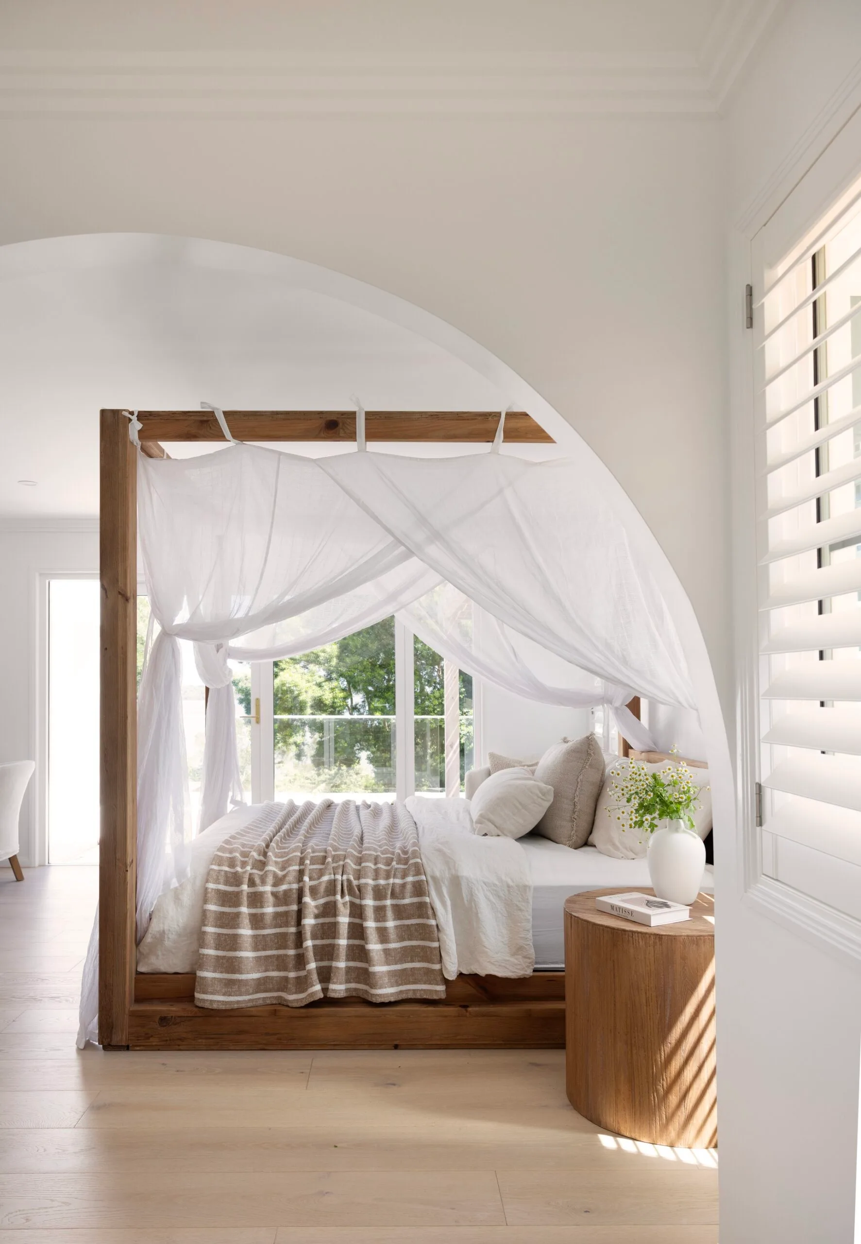 Kristy Giumelli of Gmelli Design wanted to channel a resort ambience redolent of Mediterranean clifftop villas bedroom