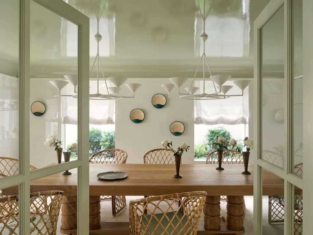 shell-like beachy vibe pervades this vibrant villa overlooking Bondi Beach, designed by Handelsmann + Khaw.