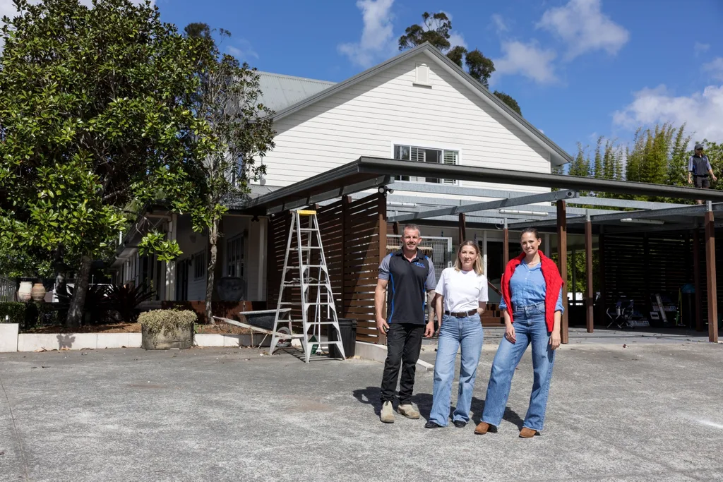Jesinta with her build team Dominee Gessner and Ben Rochford