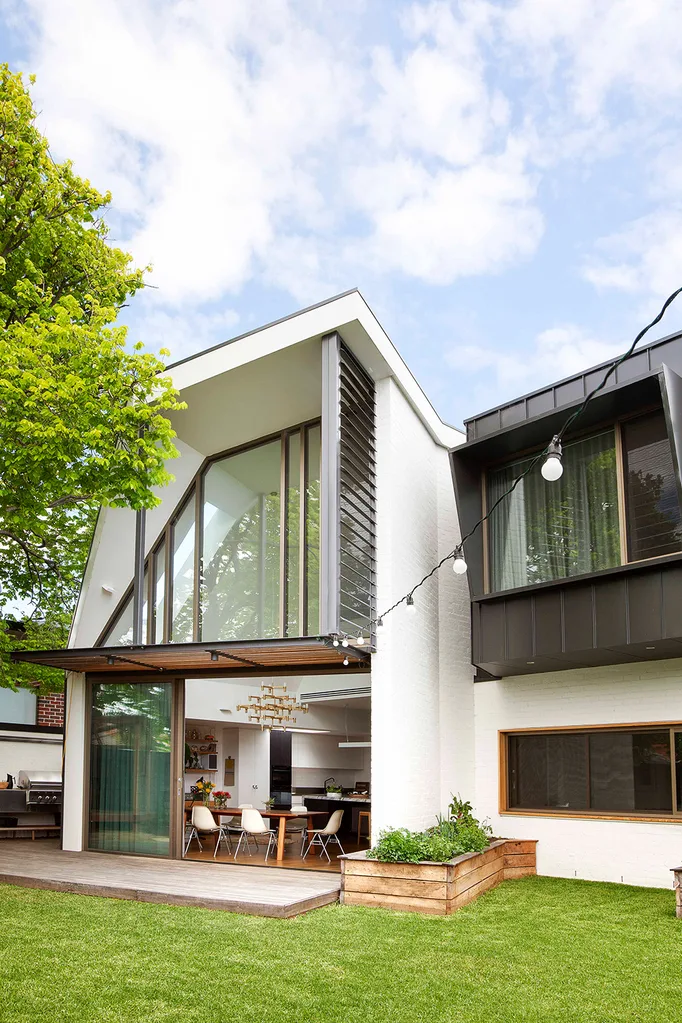 Modern extension on back of 30s Californian bungalow