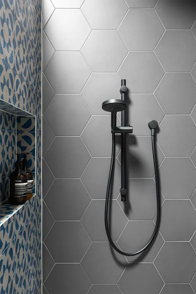 Black shower tap