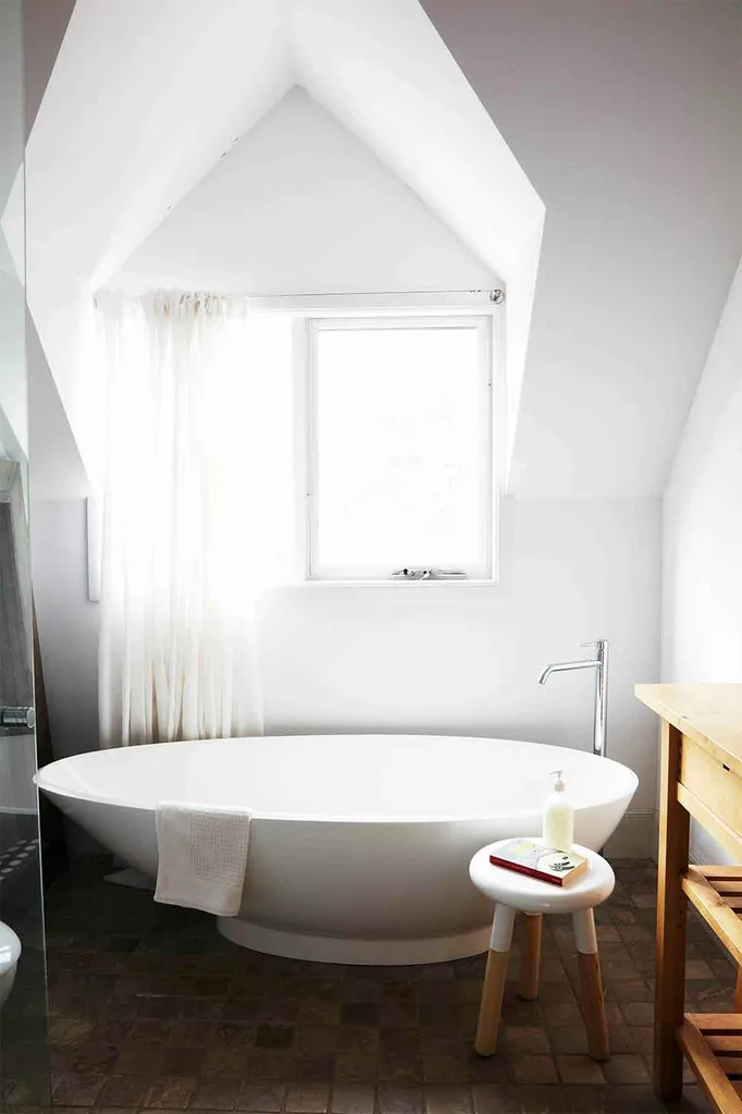 Freestanding bathtub