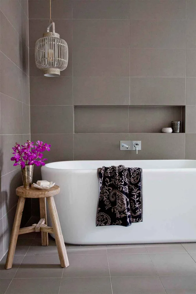 Freestanding bathtub