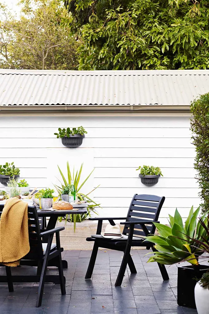 Outdoor dining setting