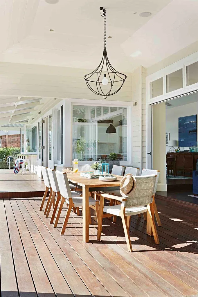Outdoor dining setting