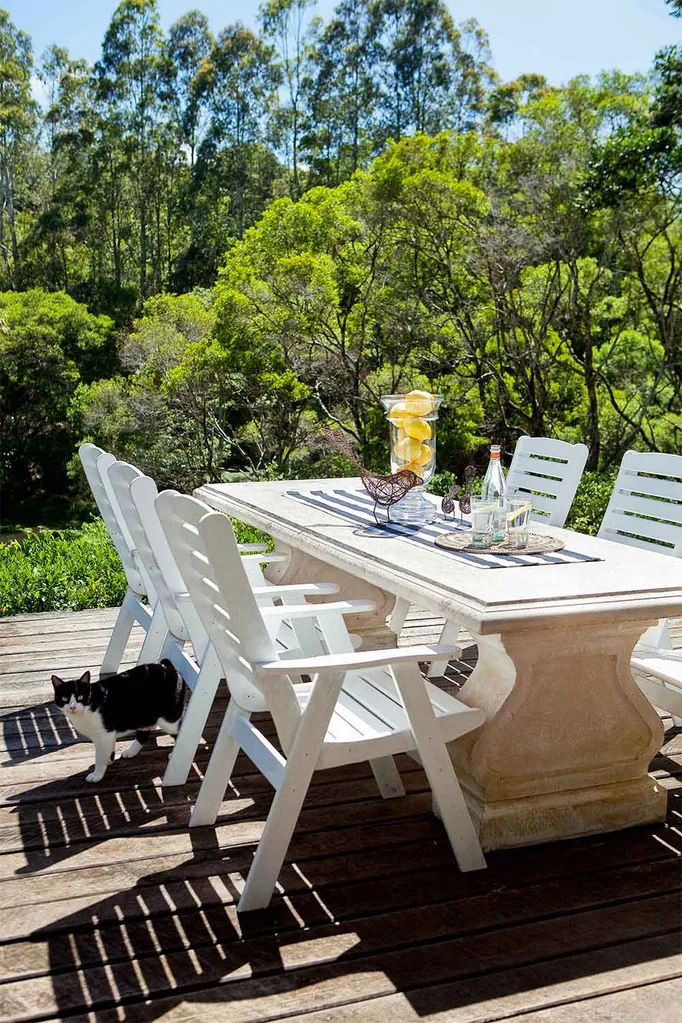 Outdoor dining setting