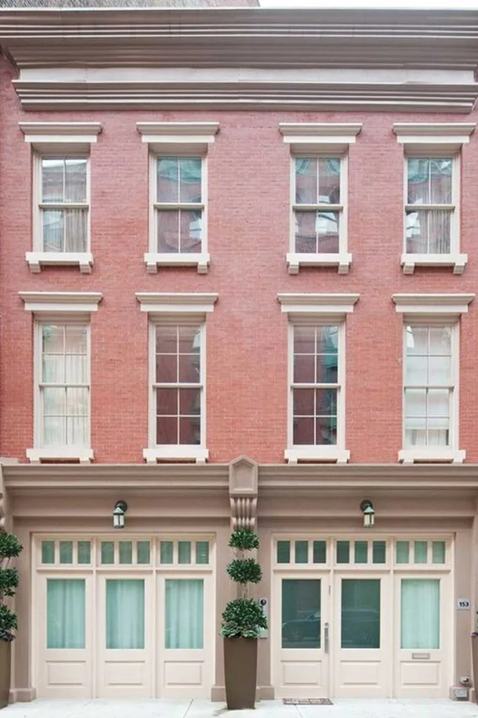 Taylor Swift buys New York townhouse