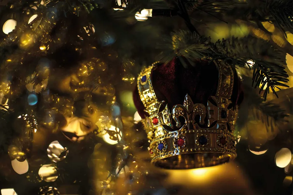 The Queen celebrates Christmas with golden decorations at Windsor Castle | Home Beautiful Magazine Australia