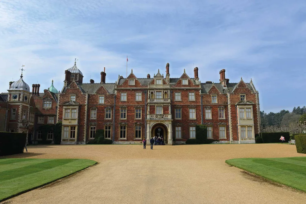 Everything you need to know about Queen Elizabeth’s royal residences | Home Beautiful Magazine Australia