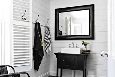 Choosing a bathroom mirror to suit your bathroom