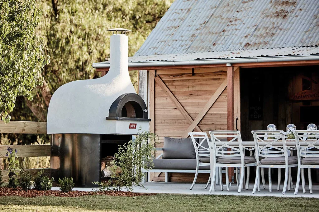 Outdoor entertaining with a wood-fired oven