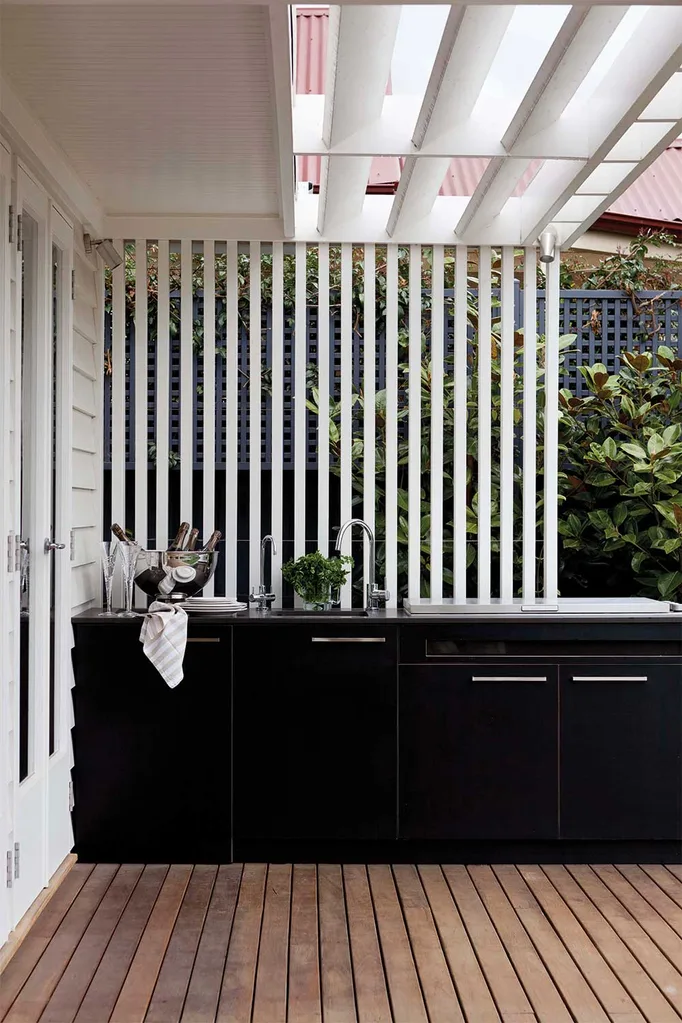 7 great ideas for using decorative outdoor screens