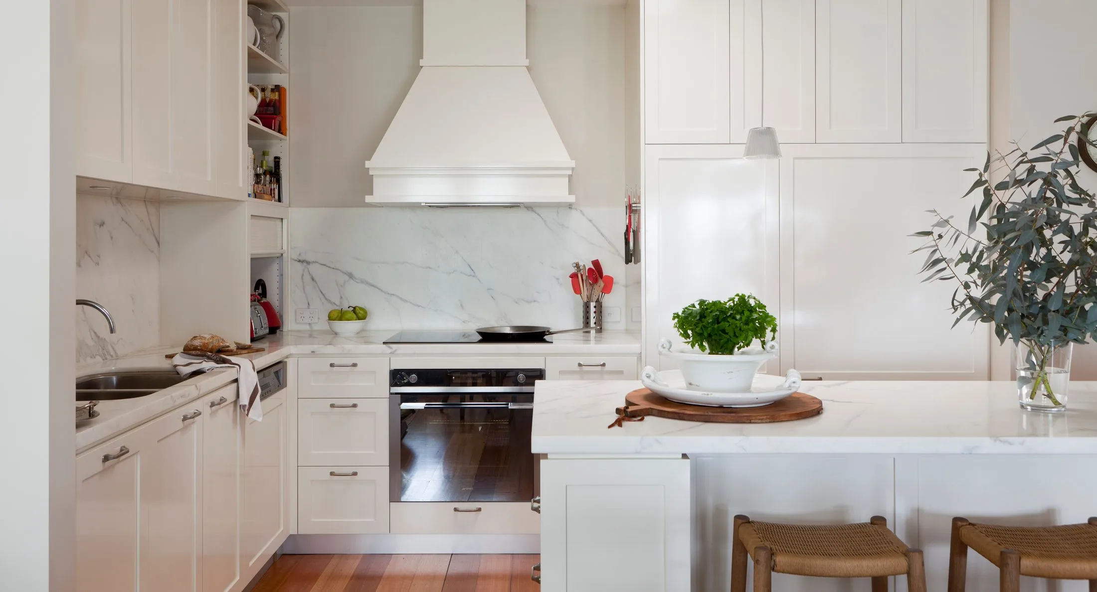Uncover the secrets to Hamptons kitchen style