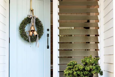 How to easily hang your Christmas wreath