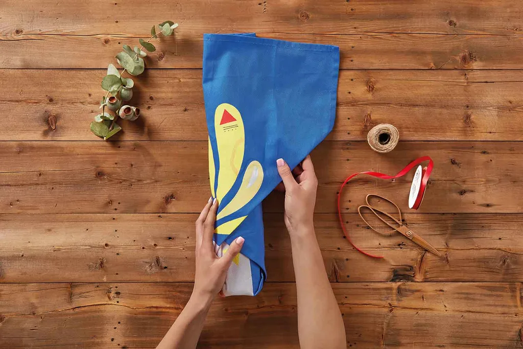 The correct way to wrap your Mother’s Day gift