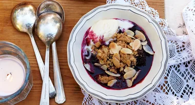 Blackberry & blueberry crumble