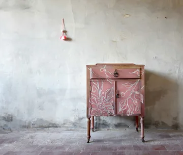 How to transform an old cabinet using chalk paint