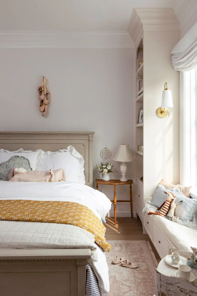 neutral-kids-bedroom-window-seat