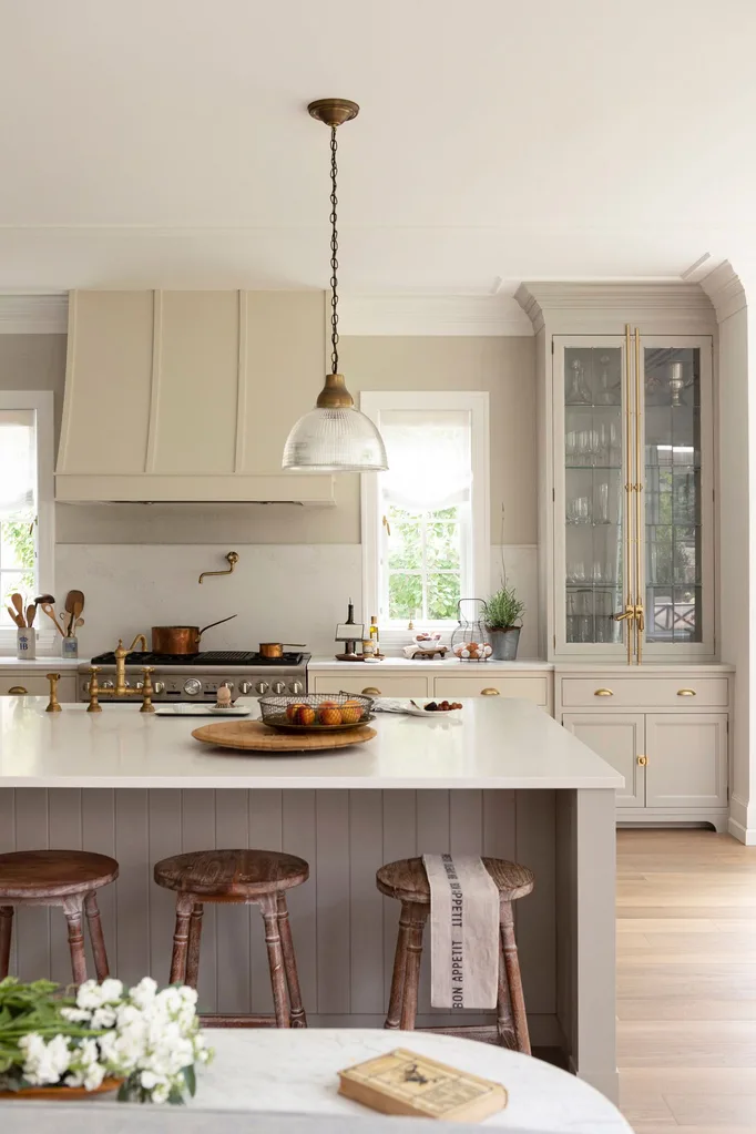 taupe-kitchen-island-stools-rangehood