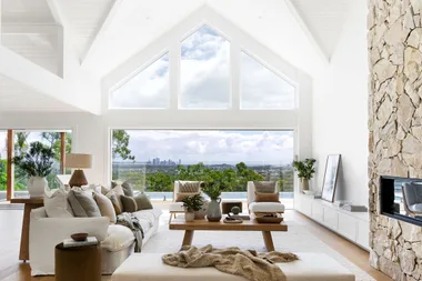 An ’80s ugly duckling reimagined into a resort-style family home