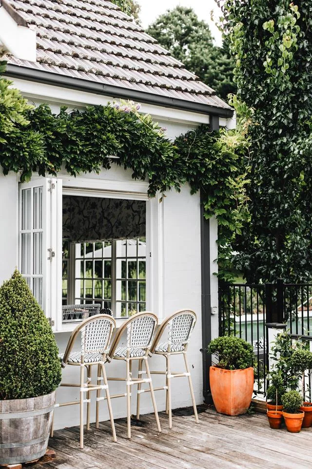 Outdoor servery with terracotta pots