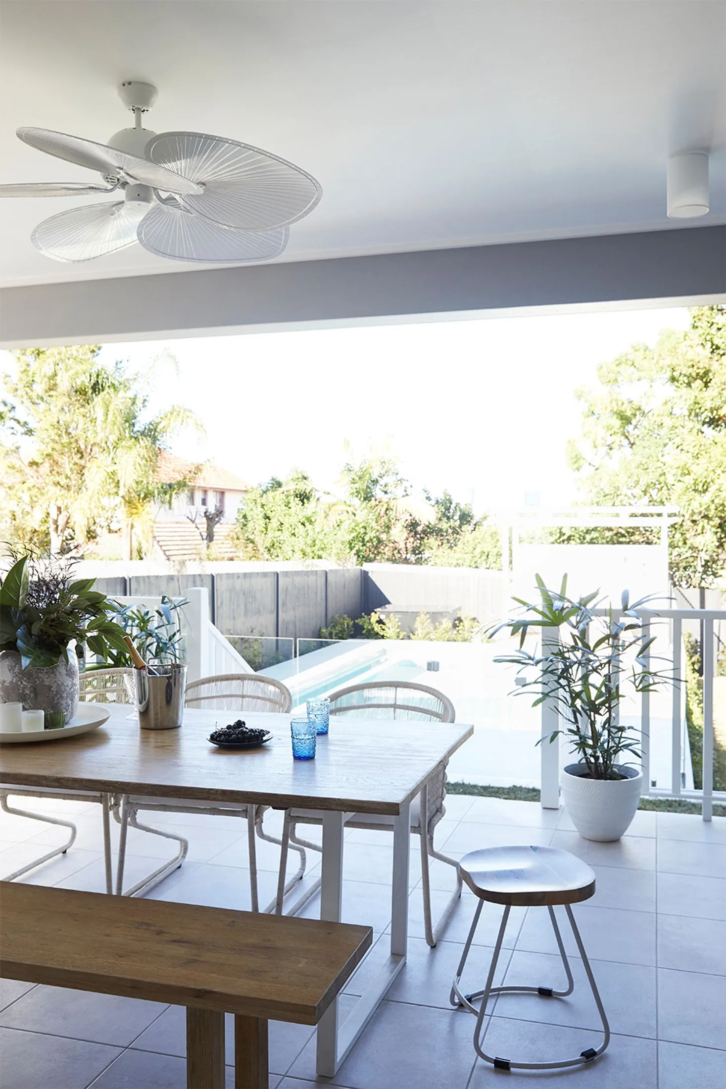 Alfresco dining overlooking swimming pool