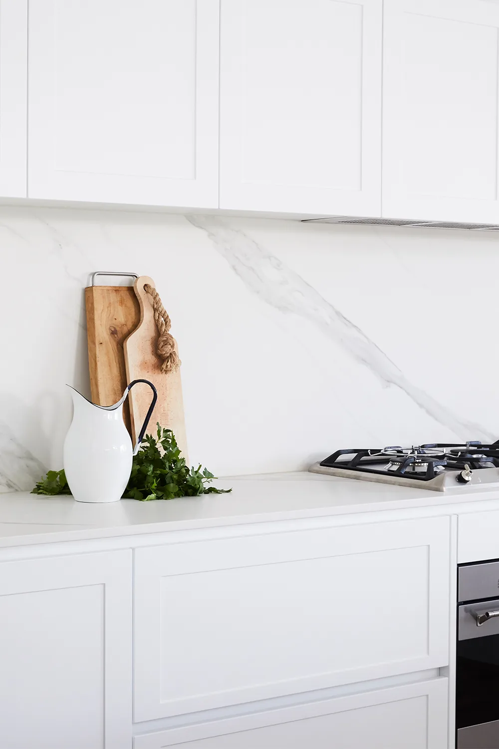 White kitchen with engineered stone marble-look splashback