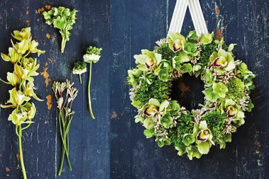 How to make a Christmas wreath using fresh flowers