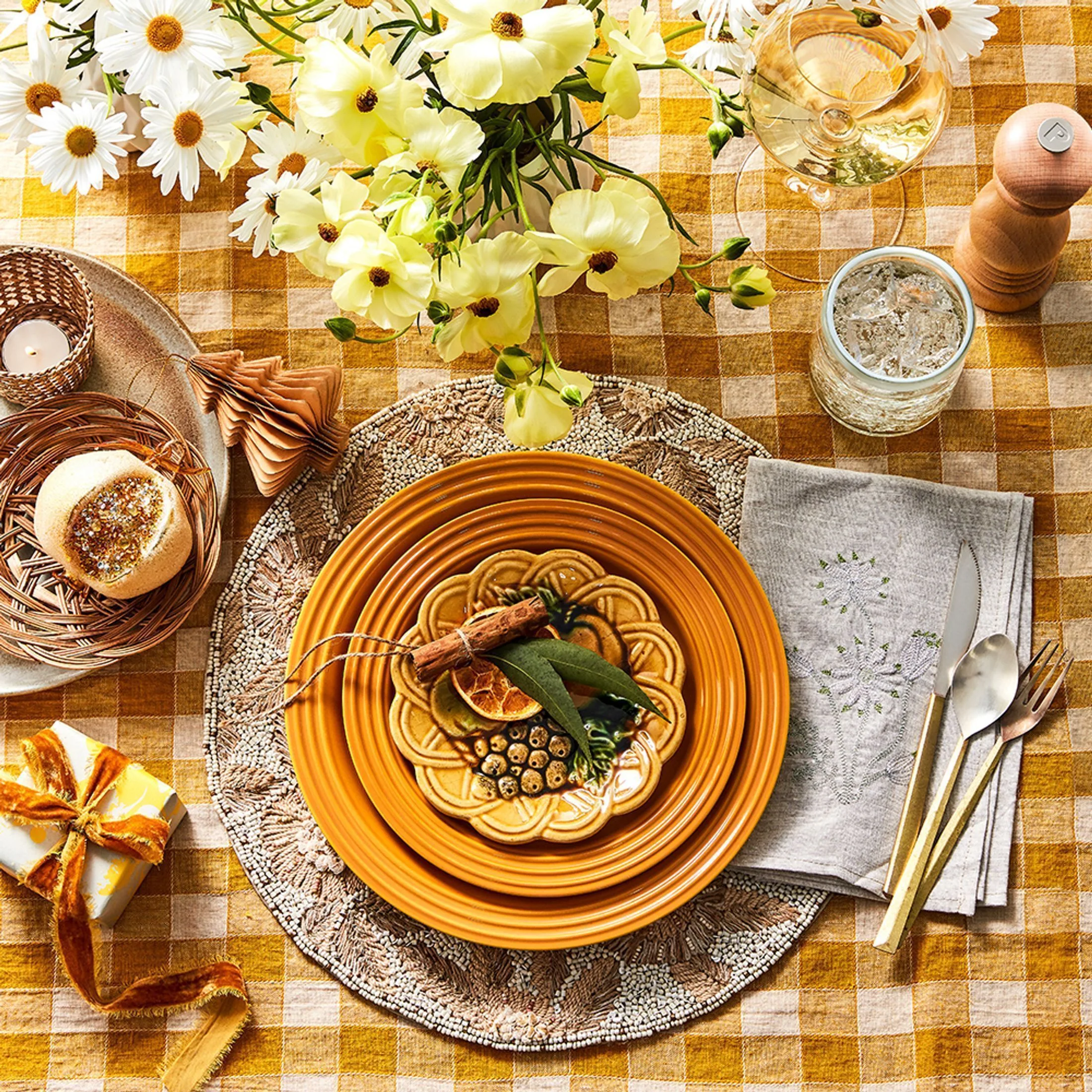 Retro mustard-coloured Christmas table setting