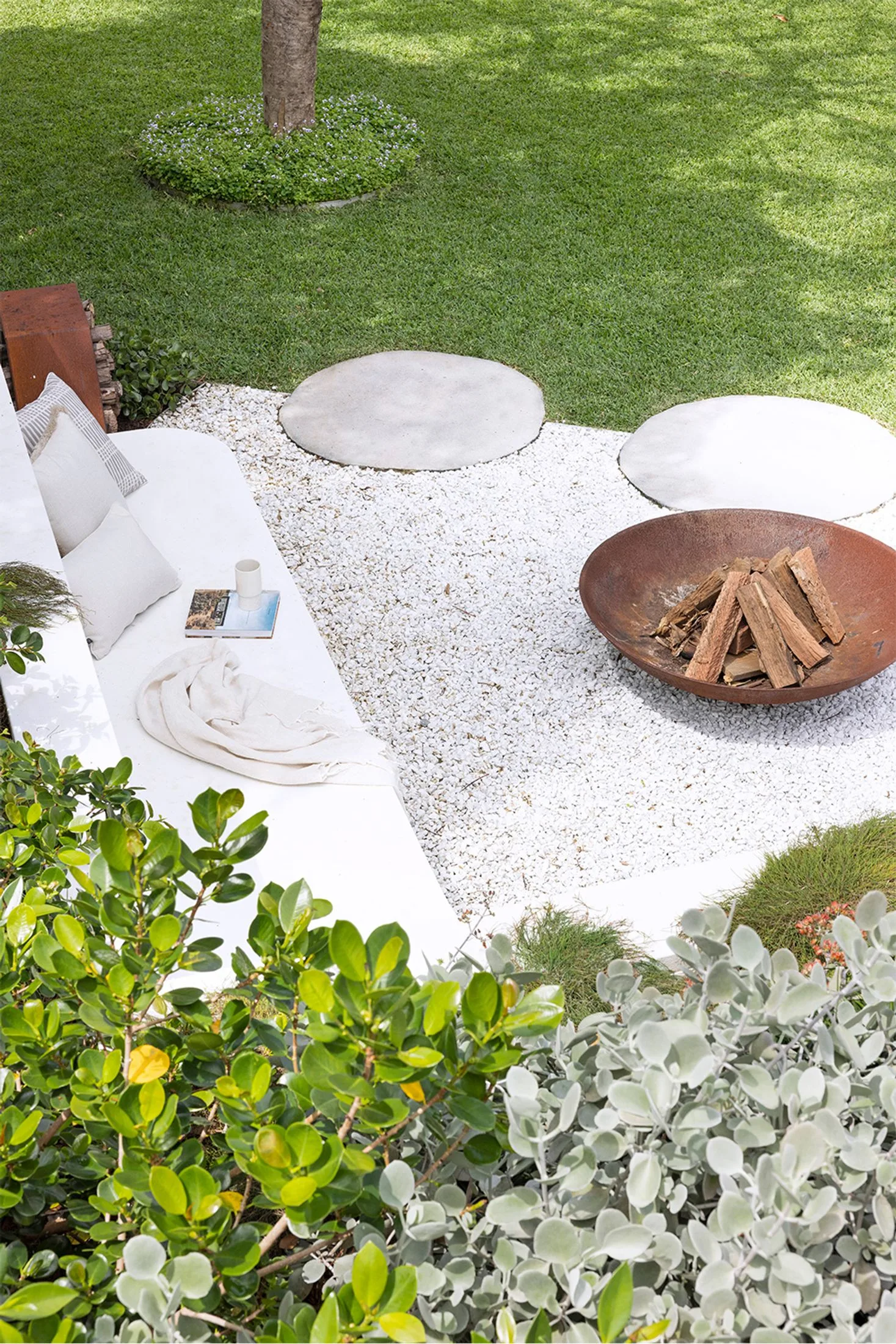 Fire pit with white gravel and white rendered landscaping