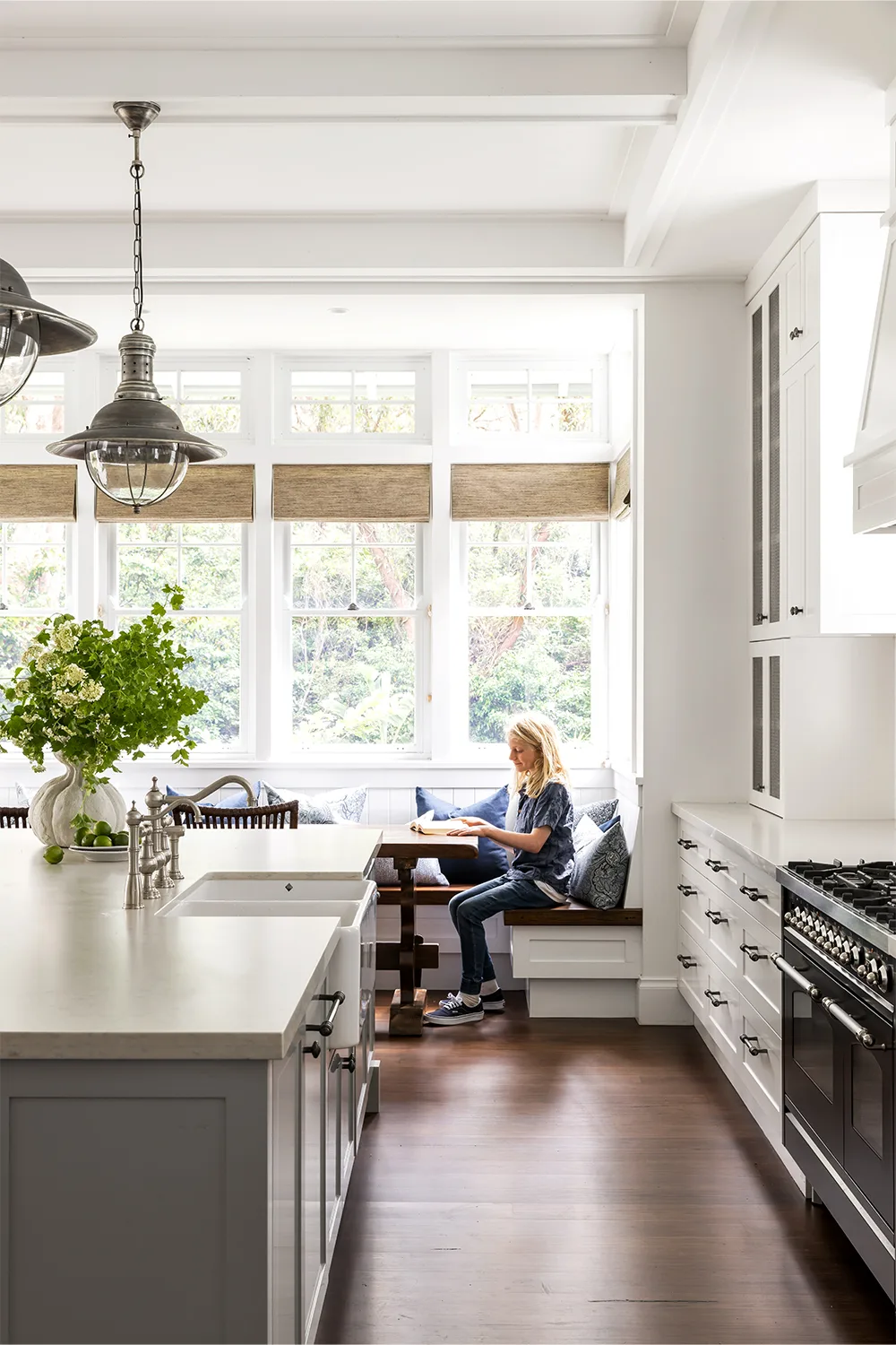 Hamptons style kitchen with breakfast nook