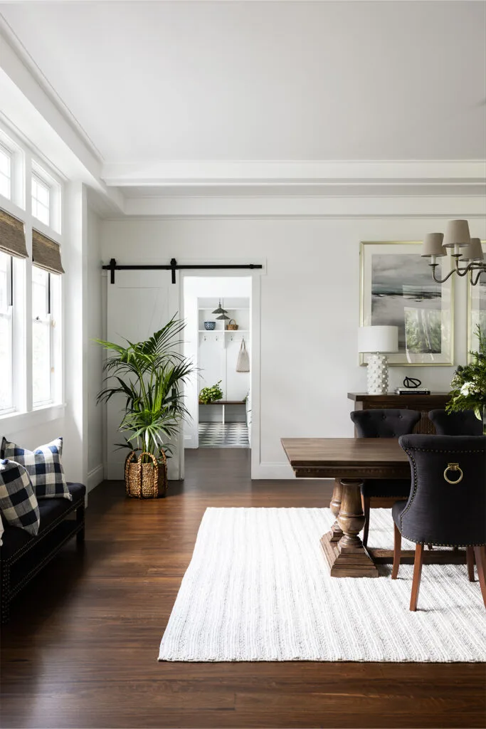 Hamptons style dining room with striped rug