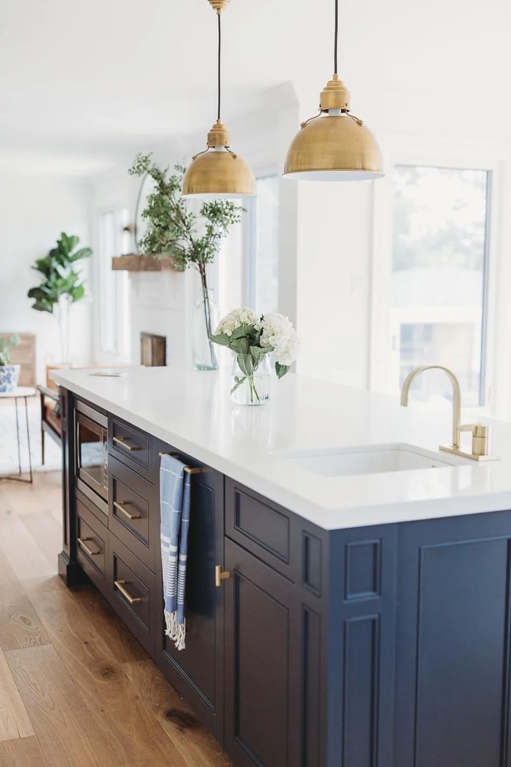 Kitchen painted in Benjamin Moore Chantilly Lace and Hale Navy