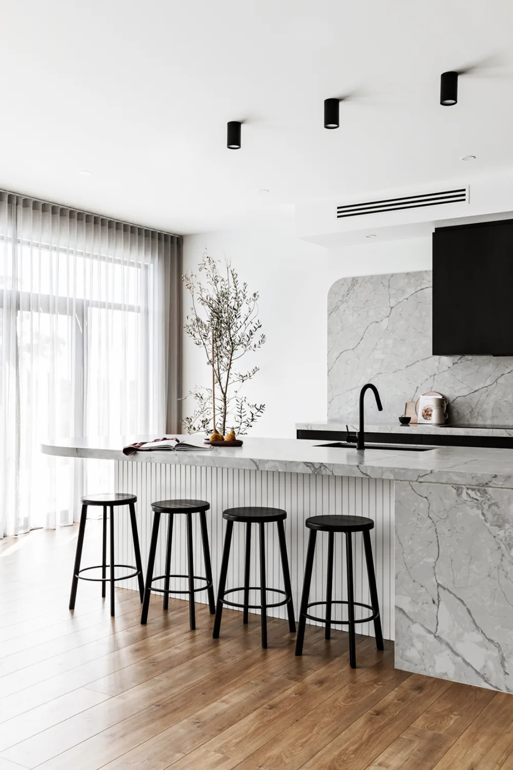 Contemporary kitchen with engineered stone bench