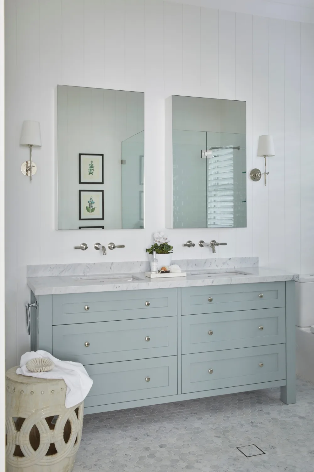 Hamptons bathroom with shaker cabinetry