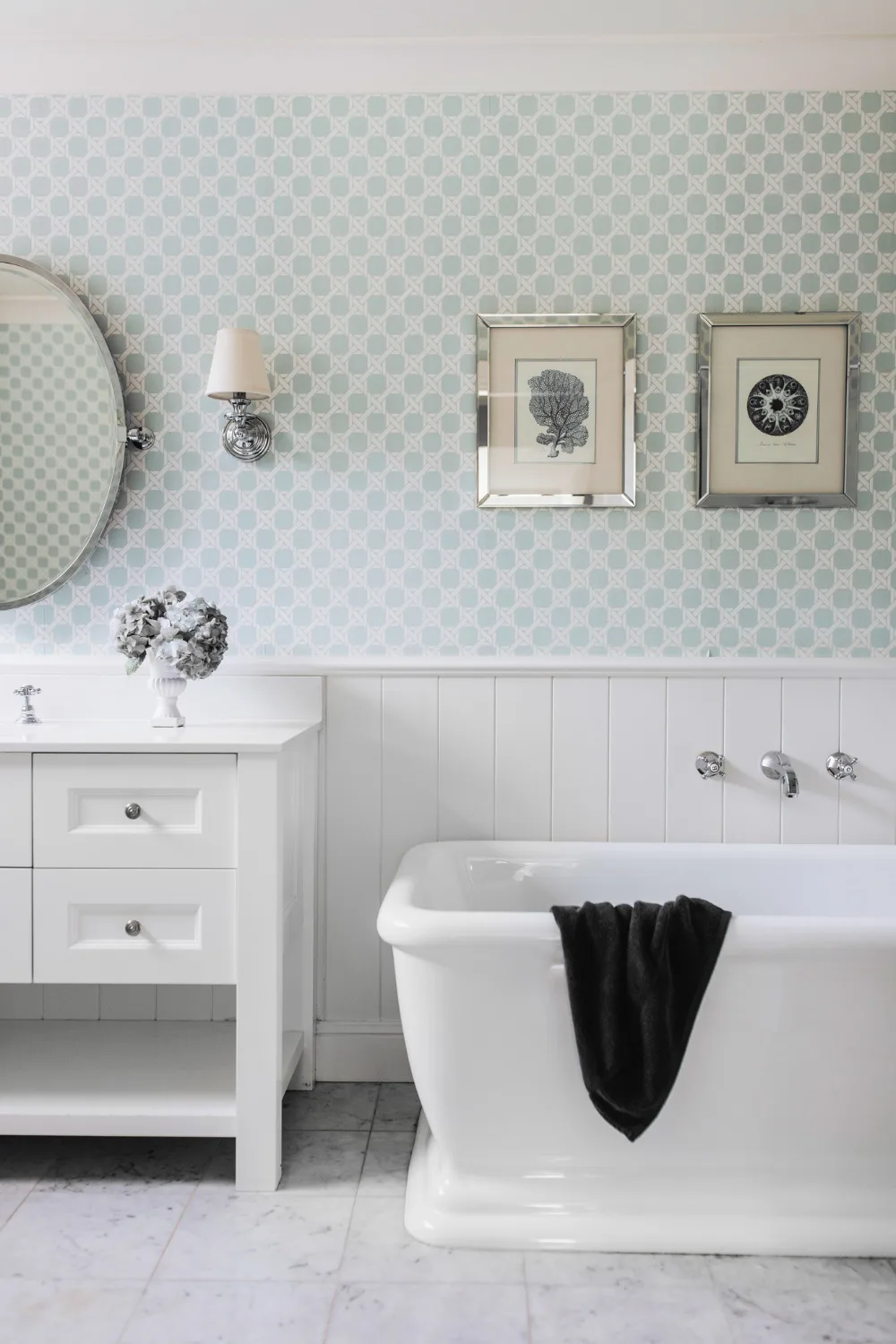 Hamptons bathroom wallpaper