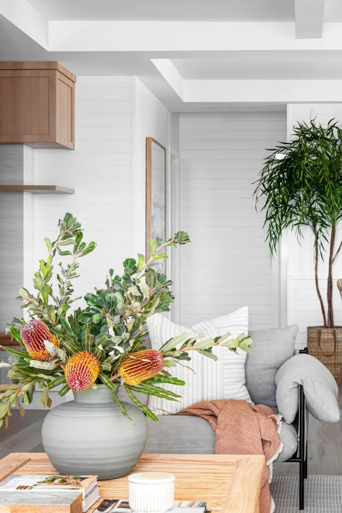 floral-arrangment-bright-living=-room