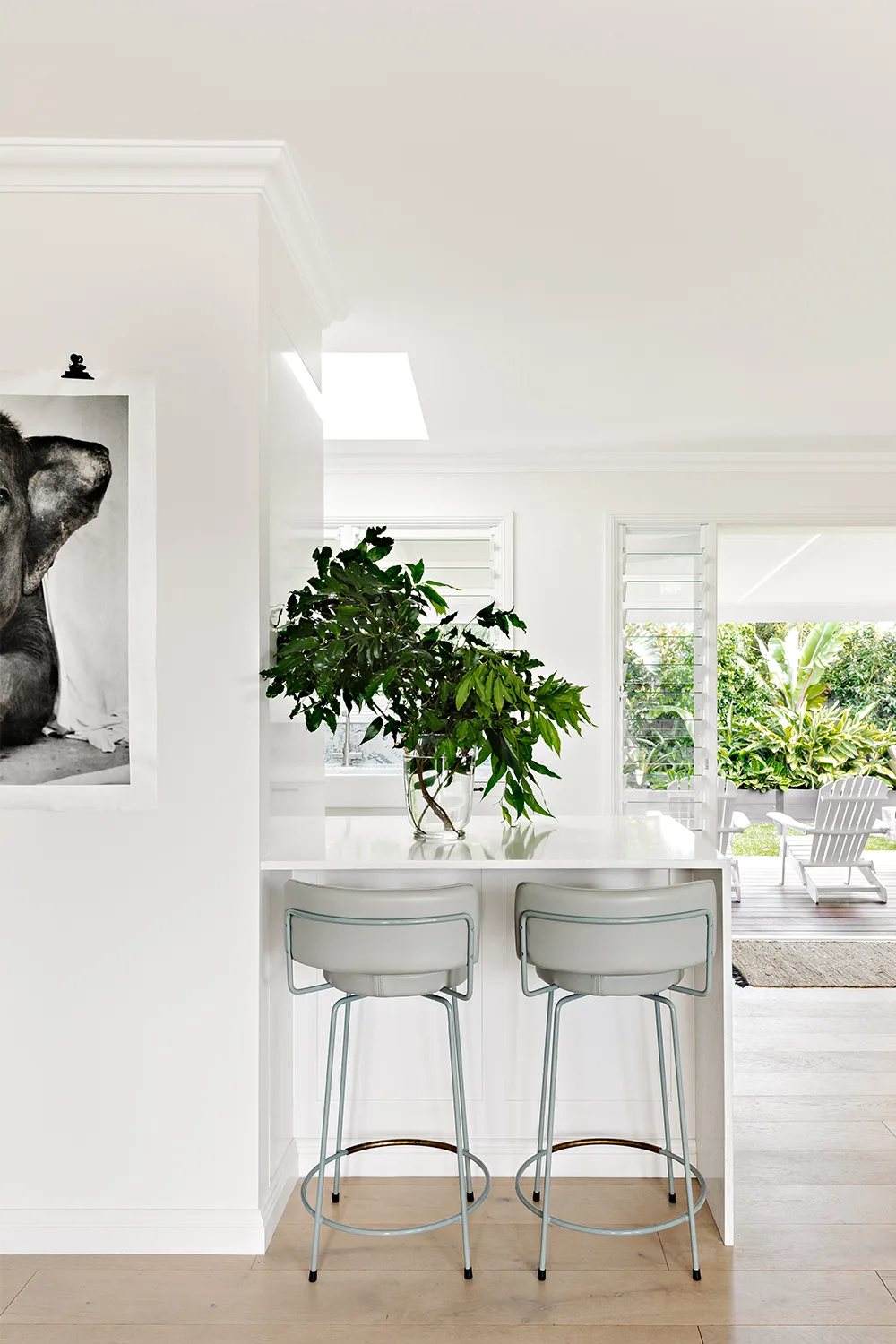 white-kitchen-stools-breakfast-bar