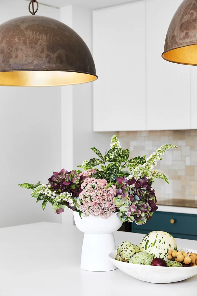 kitchen-island-decoration-hydrangeas