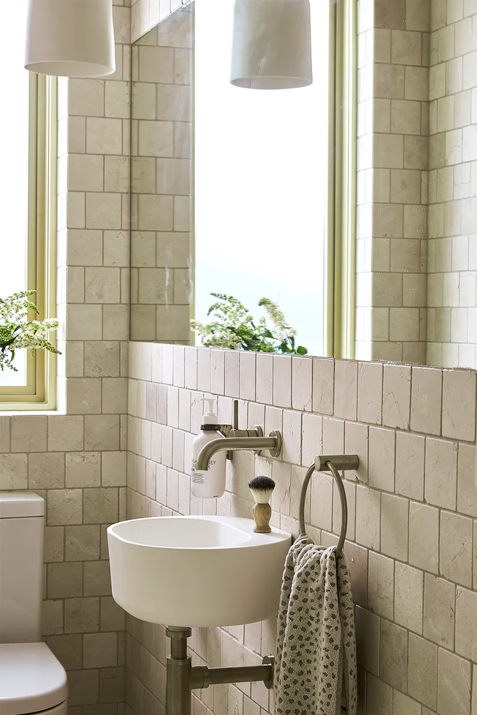 neutral-tiled-bathroom-mirror