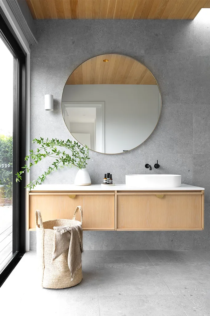 contemporary-neutral-bathroom-oval-mirror