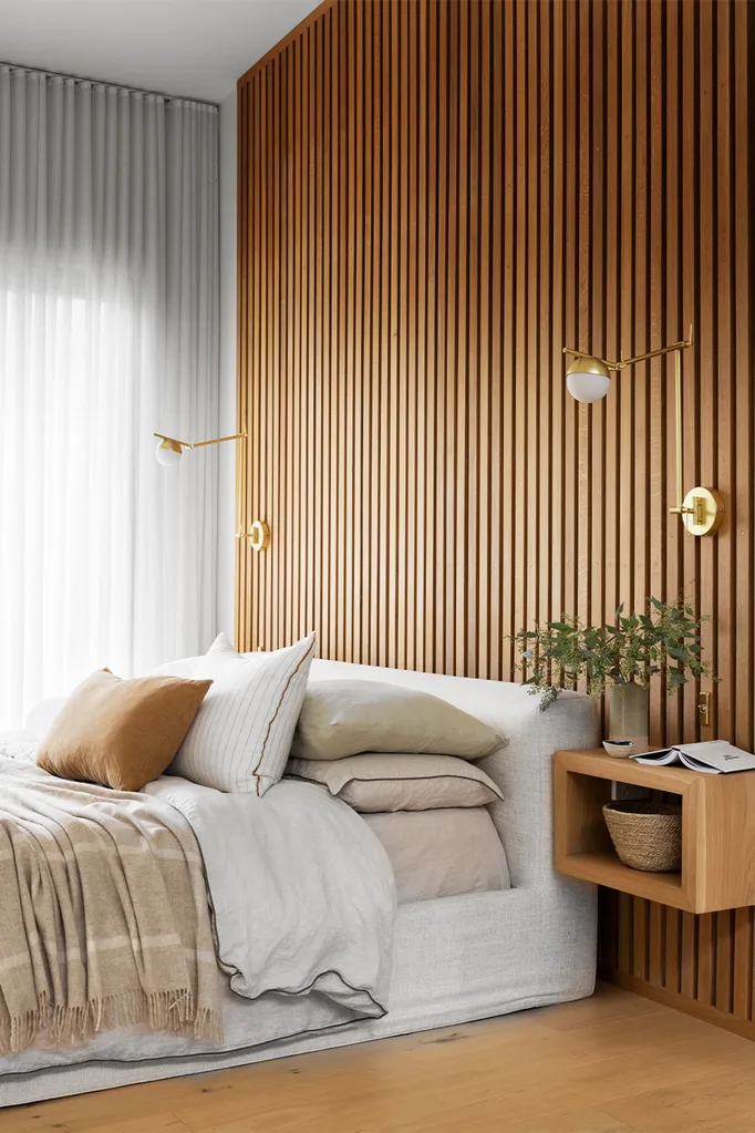 timber-bedroom-warm-neutral-colours-linen-bed