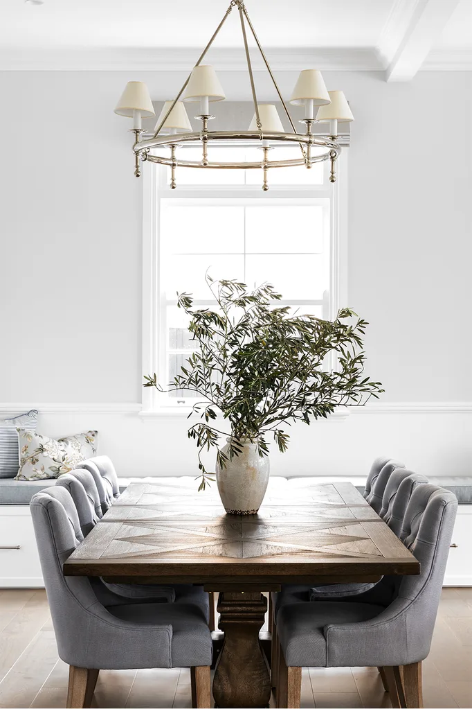 coastal-hamptons-family-dining-table-chandelier