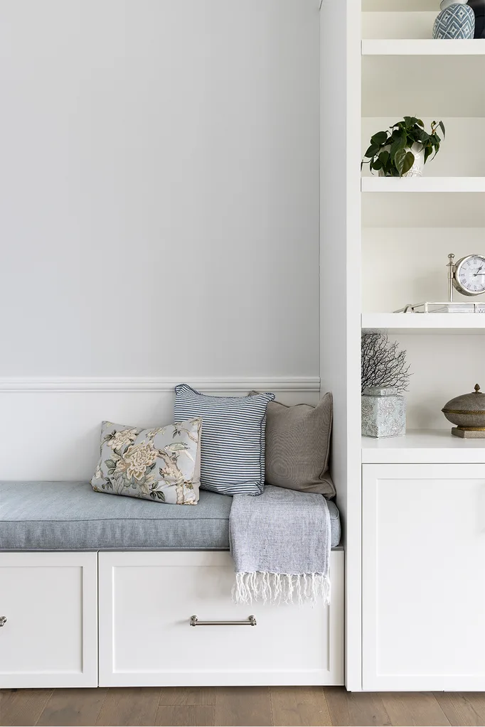 coastal-hamptons-family-living-room-relaxing-bench-seat